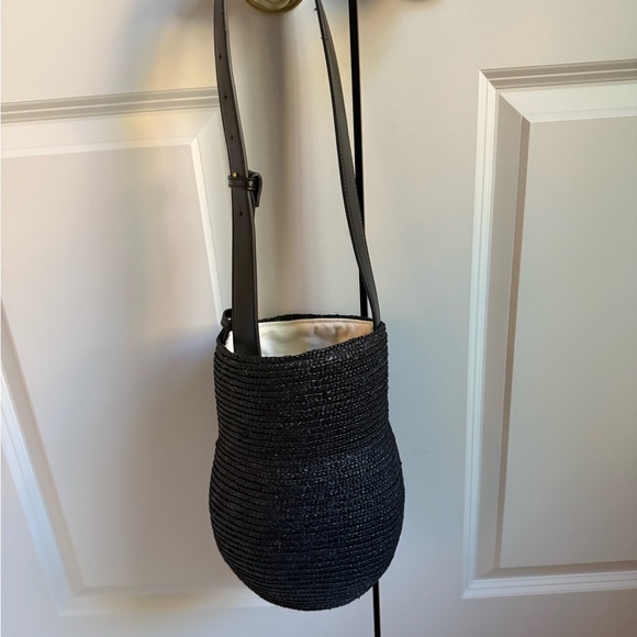 Elegant Black Woven Shoulder Bag - Picture 1 of 3